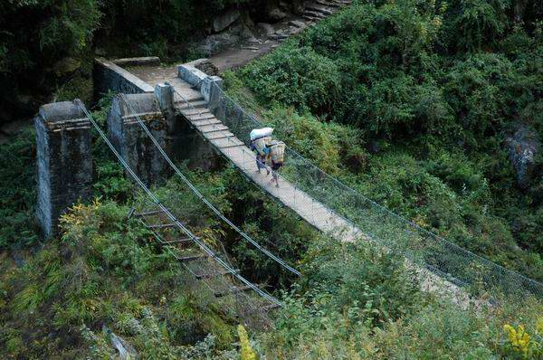 Bridge into the village of Dharapani.