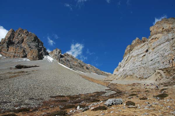 Trail towards Thorung Phedi High Camp. Phedi, means "foot of the hill" is a common Nepali name for any settlement at the bottom of a long climb.