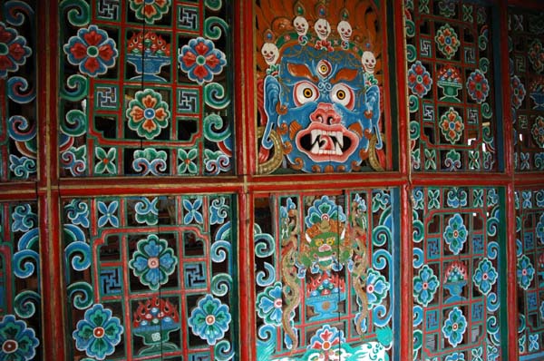 The intricately carved and painted screen at the entrance to the temple
