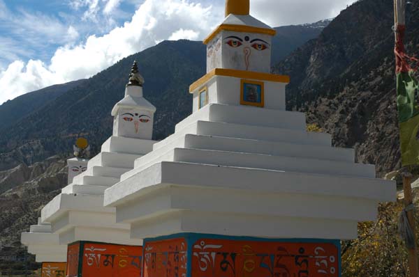 Chorten on path before Marpha