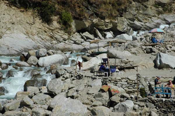 Tarp covered huts are used to create shade for enjoying the views and the food