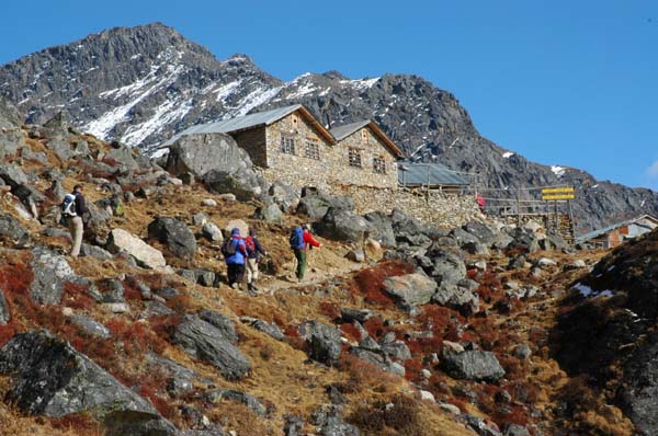 Our legs are happy to see the presence of the village of Gosainkund (4380m)