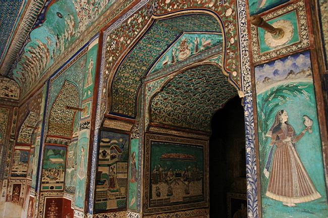 In the 1700s, a British political agent wrote, "the Palace of Bundi, from whichever side you approach it, is the most striking in India".