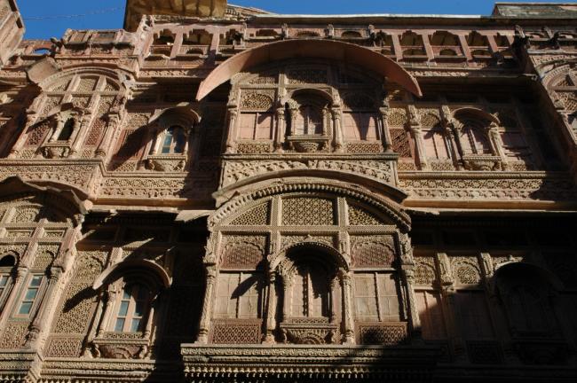 Delicately latticed balconies and elaborate panels, carved from stone, characterise the architecture of the palaces that lie within the fort.