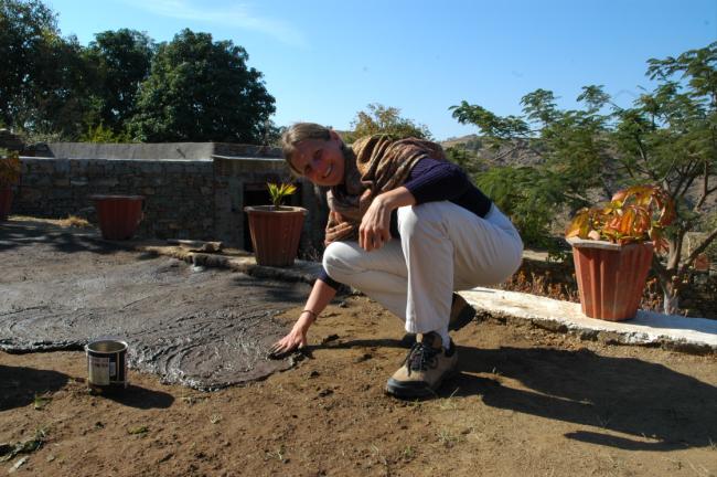 Lauri has a go at applying the cow dung floor ... and reports that it's much harder than it looks