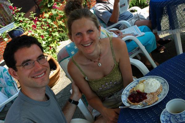 Yummy European waffles mit Schlagsahne (whipped cream).